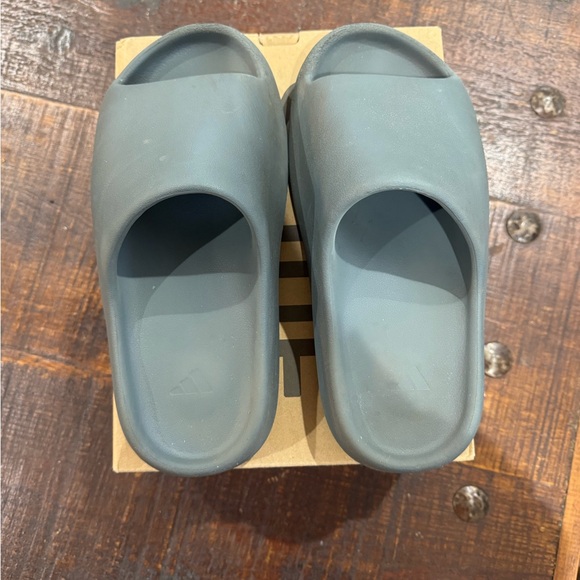 Yeezy slides, slate marine sz 9 - Picture 3 of 5